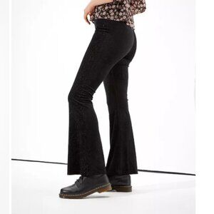 American Eagle Like New Hi-Rise Flare Shimmering Velvet Pants - Medium in Black
